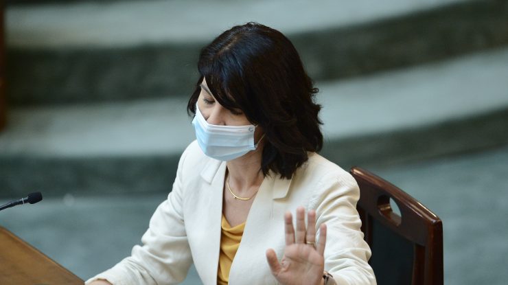 Conferința de presă a Violetei Alexandru a fost întreruptă de un pensionar. Gestul Violetei Alexandru