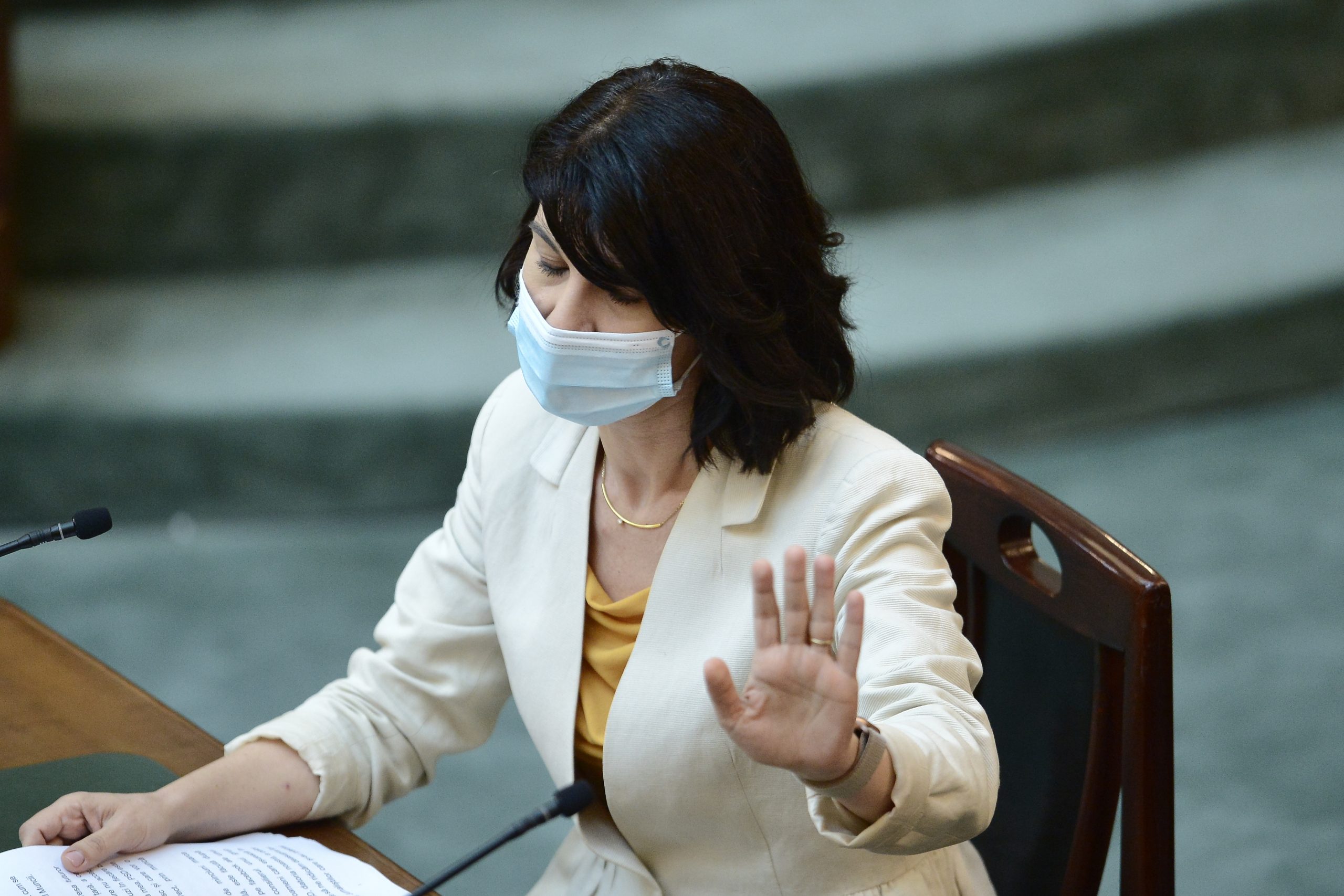 Conferința de presă a Violetei Alexandru a fost întreruptă de un pensionar. Gestul Violetei Alexandru