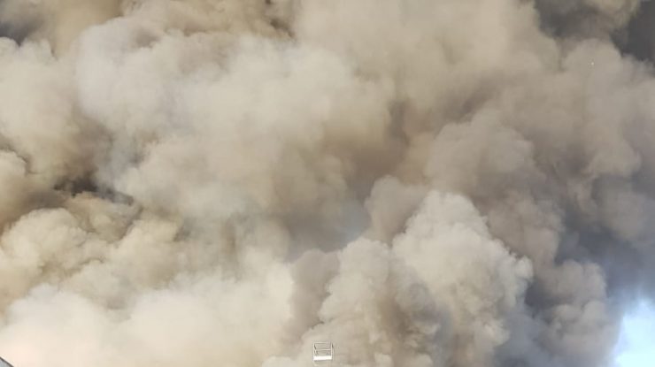 Incendiu la un depozit de pe centura Capitalei. Există risc de explozie