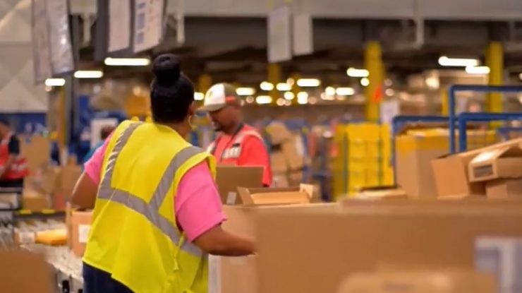 Gigantul Amazon este acuzat că „înghite“ firme mici şi le fură tehnologia