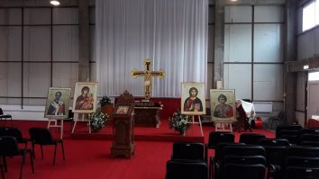 E și preot, e și manager, iar de sărbători organizează spectacole pentru copii. Povestea lui Ioan Tănase