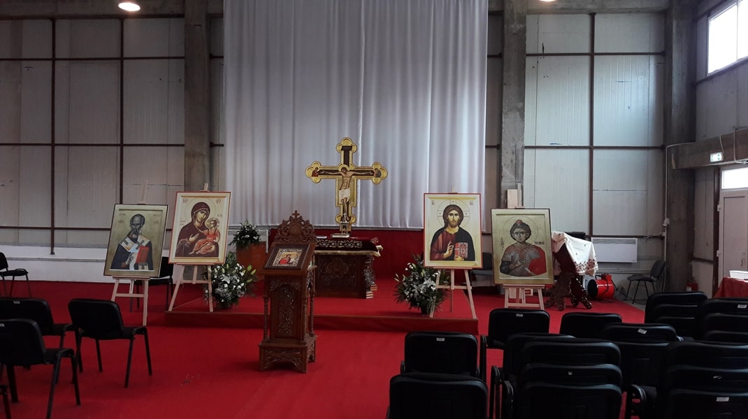 E și preot, e și manager, iar de sărbători organizează spectacole pentru copii. Povestea lui Ioan Tănase