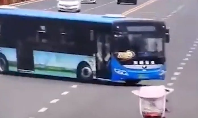 Șoferul autobuzului din China, plin cu elevi, a plonjat intenționat în lac: 21 de persoane au murit. Ce spune poliția