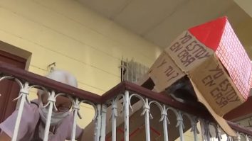 Modul inedit prin care o pensionară din Cuba luptă cu noul coronavirus: „Intru în cutia mea și ies la plimbare“