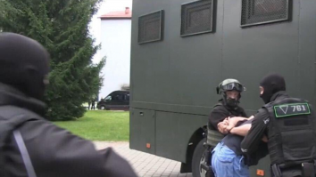 VIDEO KGB-ul din Belarus intervine în forţă pentru a reţine 33 de paramilitari ruşi în Minsk. Lovitură de stat sau cacealma?