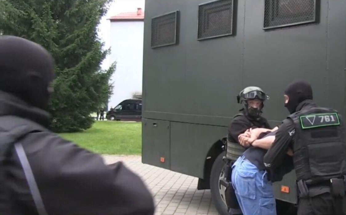 VIDEO KGB-ul din Belarus intervine în forţă pentru a reţine 33 de paramilitari ruşi în Minsk. Lovitură de stat sau cacealma?