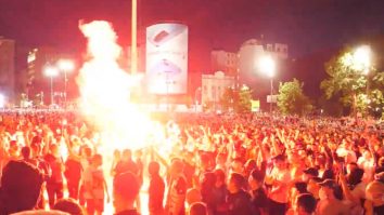 A patra zi de proteste la Belgrad. Membrii galeriilor de fotbal au aruncat cu petarde