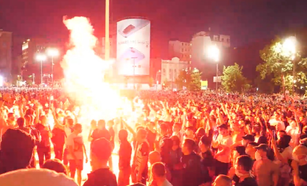 A patra zi de proteste la Belgrad. Membrii galeriilor de fotbal au aruncat cu petarde