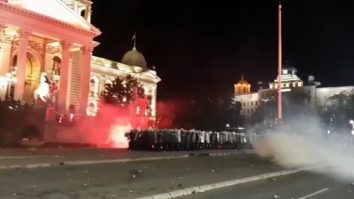 A patra zi de proteste în Belgrad. Sute de manifestanți au încercat să ia cu asalt clădirea Parlamentului