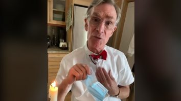 Bill Nye îți arată cât de importantă este masca de protecție. Experimentul făcut pe Tik Tok. VIDEO