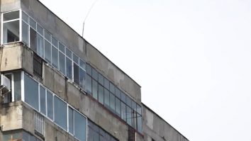 O femeie a fost găsită într-un sac de plastic, în scara unui bloc din Suceava. Martorii au crezut că e un copil