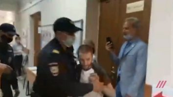Momentul în care un polițist rus îi rupe mâna unui jurnalist care relata neregulilele de la ”referendumul lui Putin”