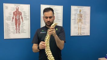 Telefonul mobil îţi deformează coloana. Ce îți recomandă Alexandru, kinetoterapeut