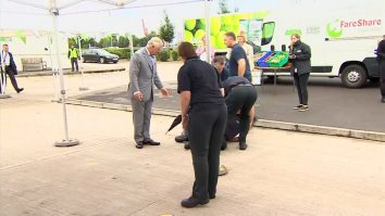 VIDEO Angajatul unui supermarket a leșinat chiar în fața Prințului Charles, în timp ce acesta discuta cu el