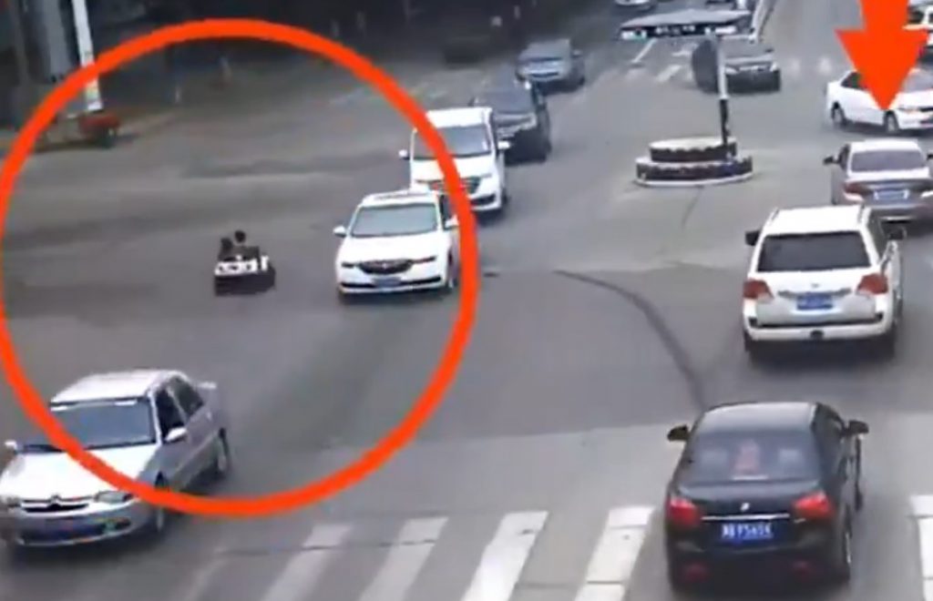 Cu mașinuța electrică de jucărie în trafic. Cum au scăpat teferi doi copii care mergeau pe contrasens într-o intersecție mare din China. VIDEO