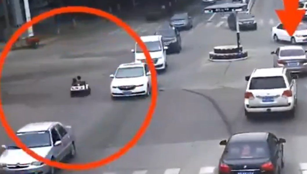 Cu mașinuța electrică de jucărie în trafic. Cum au scăpat teferi doi copii care mergeau pe contrasens într-o intersecție mare din China. VIDEO