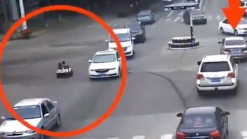 Cu mașinuța electrică de jucărie în trafic. Cum au scăpat teferi doi copii care mergeau pe contrasens într-o intersecție mare din China. VIDEO