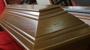 Nemulțumite de sicriu, rudele unei persoane moarte de Covid-19 au rupt sigiliul şi au schimbat capacul