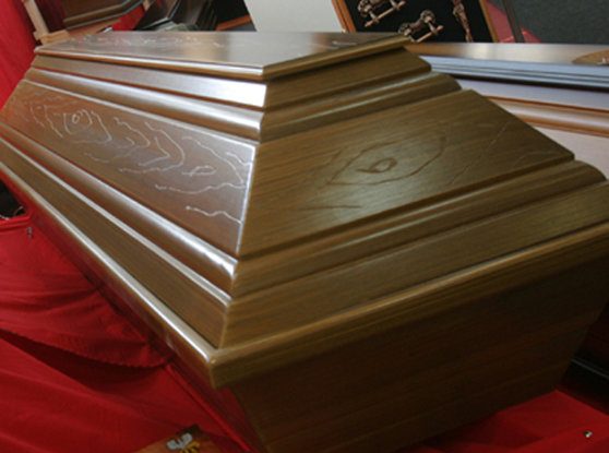 Nemulțumite de sicriu, rudele unei persoane moarte de Covid-19 au rupt sigiliul şi au schimbat capacul