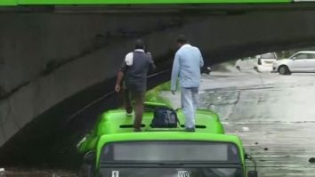 Momentul dramatic în care o casă se prăbușește din cauza inundațiilor în Delhi. VIDEO