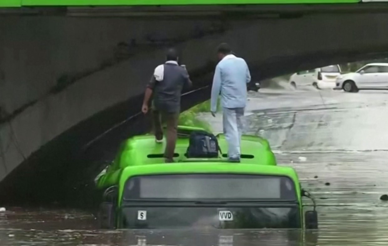 Momentul dramatic în care o casă se prăbușește din cauza inundațiilor în Delhi. VIDEO