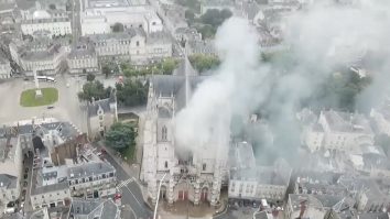 Imagini filmate cu drona îți arată cum Catedrala de la Nantes a fost distrusă de flăcări