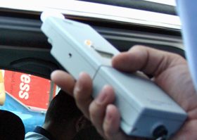 Etilotest folosit de un polițist.