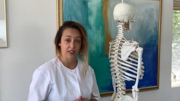 Lucrezi la calculator? Uite trei exerciţii pentru corectarea spatelui