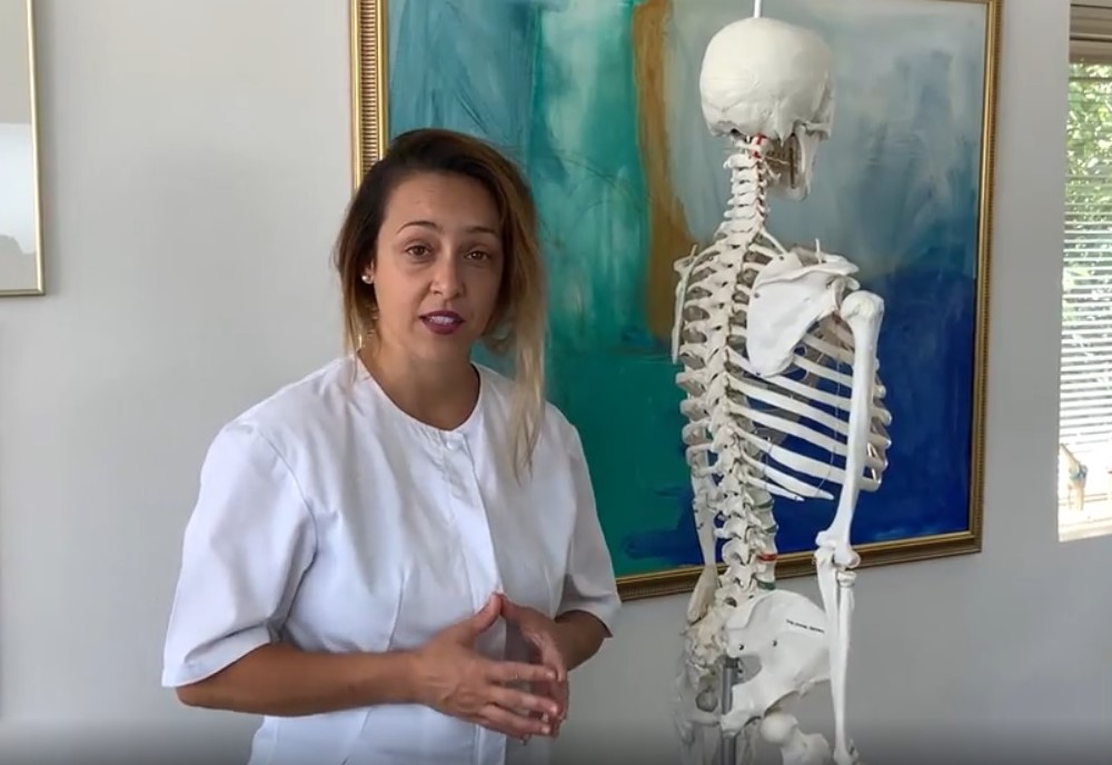 Lucrezi la calculator? Uite trei exerciţii pentru corectarea spatelui