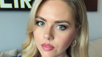 O prezentatoare TV din SUA a fost diagnosticată cu cancer, după ce un telespectator a observat o umflătură pe gâtul acesteia