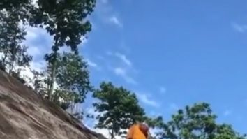 În timp ce un grup de alpiniști se chinuie să urce o stâncă abruptă, un călugăr trece cu viteză pe lângă ei