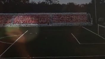 Momentul în care un tânăr jucător de fotbal din Rusia este lovit de trăsnet
