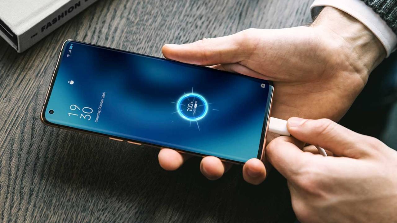 UE insistă cu impunerea unui singur tip de încărcător pentru toate telefoanele mobile