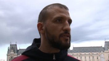 Ştefan Mandachi a cerut în stradă înfiinţarea Poliţei Animalelor, după ce câţiva pui de câine au fost călcaţi de maşină / A fost amendat de jandarmi