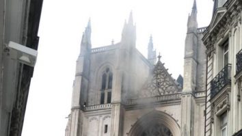 Un imigrant african este suspect în incendierea Catedralei din Nantes, iar poliția l-a arestat preventiv