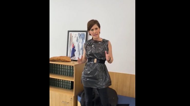 O deputată din Australia a îmbrăcat un sac menajer pentru a denunţa remarci sexiste