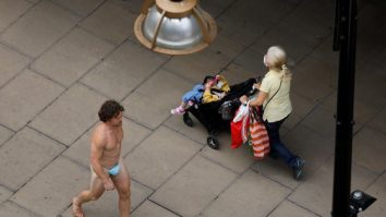 Un bărbat s-a plimbat pe Oxford Street într-un mod inedit - cu zona intimă acoperită de masca de protecţie FOTO