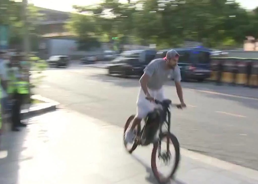 Pique merge cu bicicleta la antrenament. Nu mai puțin de 10.000 de euro costă „mijlocul de transport“ VIDEO