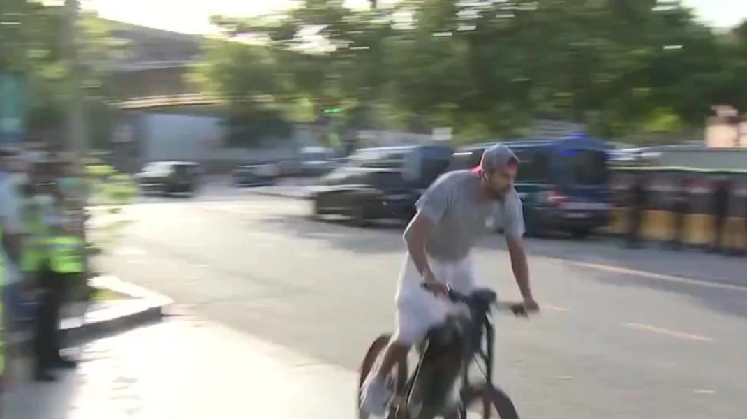 Pique merge cu bicicleta la antrenament. Nu mai puțin de 10.000 de euro costă „mijlocul de transport“ VIDEO