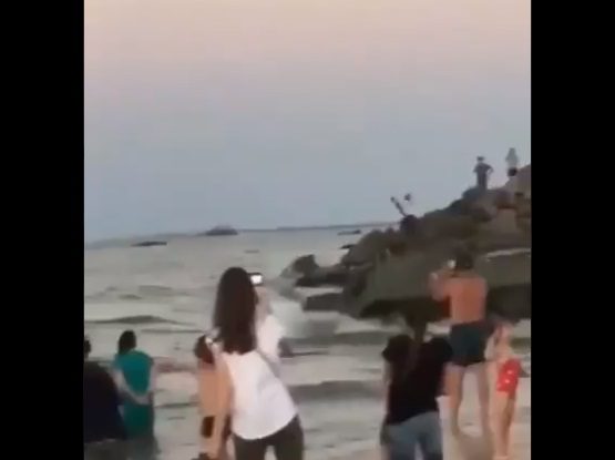 Cum s-au antrenat militarii ruși pentru parada navală de astăzi: Au mers cu tancurile printre turiștii care fac plajă