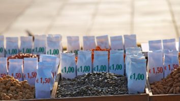 Măsuri pentru blocarea coronavirusului. Spaniolii nu  mai au voie să spargă semințe pe străzi