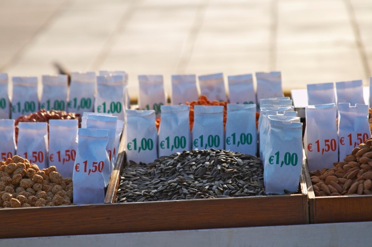 Măsuri pentru blocarea coronavirusului. Spaniolii nu  mai au voie să spargă semințe pe străzi