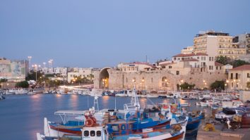 Românca infectată cu coronavirus s-a plimbat nestigherită prin Creta timp de 72 de ore