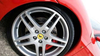 Povestea unui om al străzii care acum spală mașinile vedetelor. Bărbatul a lucrat și pentru Abramovici