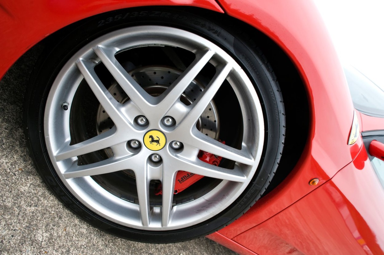 Povestea unui om al străzii care acum spală mașinile vedetelor. Bărbatul a lucrat și pentru Abramovici