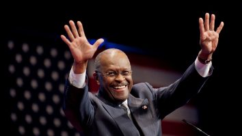 Herman Cain, fost candidat la președinția SUA, a murit de Covid-19. Înainte să fie infectat, a participat la un miting electoral organizat de Trump