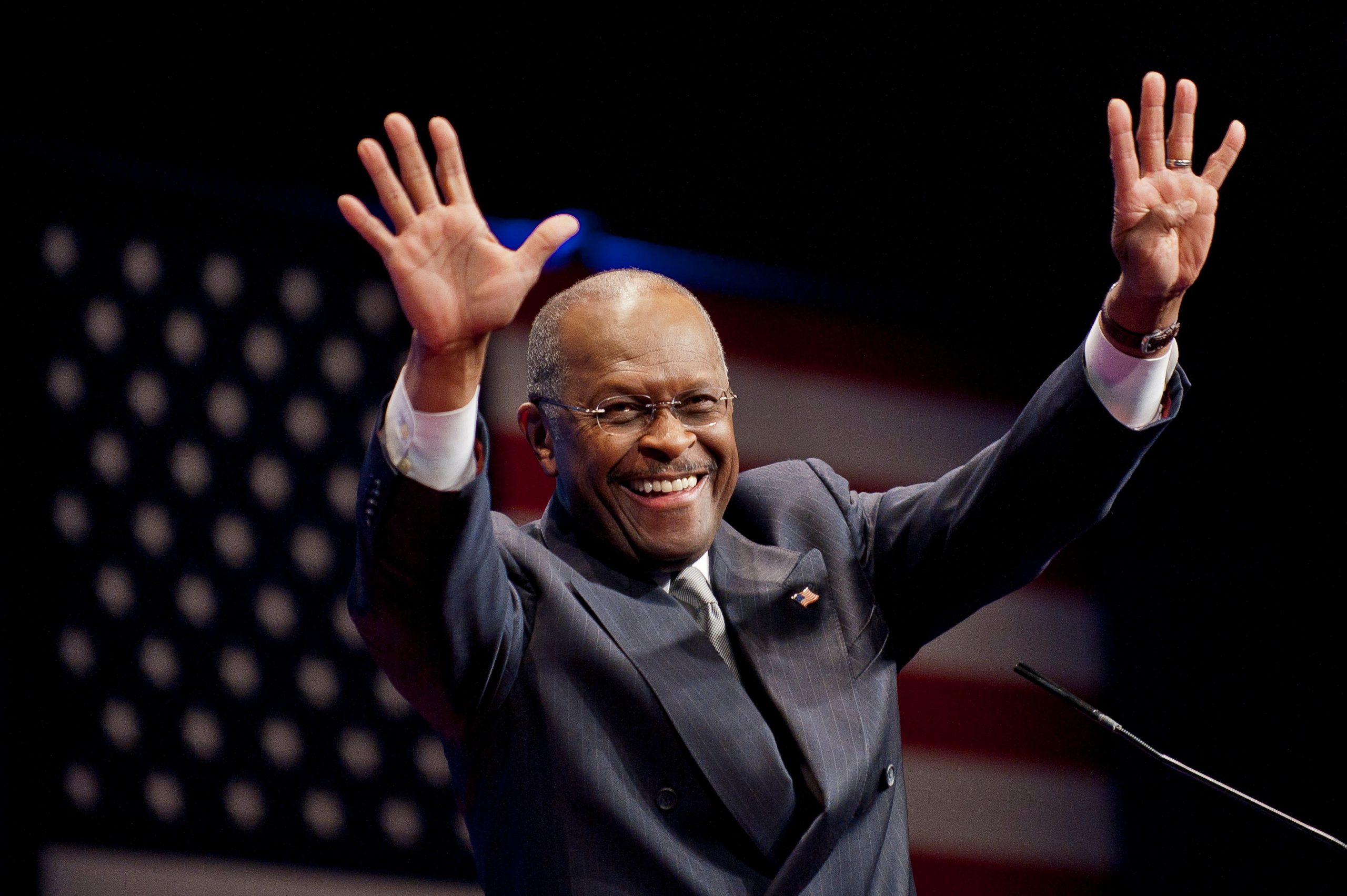 Herman Cain, fost candidat la președinția SUA, a murit de Covid-19. Înainte să fie infectat, a participat la un miting electoral organizat de Trump