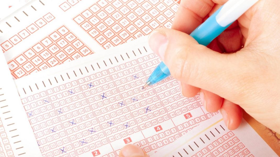 A câștigat 22 de milioane de dolari la loto și trebuie să îi împartă cu prietenul lui, așa cum a promis acum 28 de ani