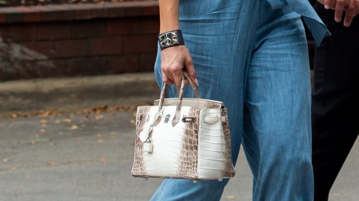 Suma record pe care a plătit-o un cumpărător anonim pentru o geantă de lux din piele de crocodil, cu diamante și aur alb