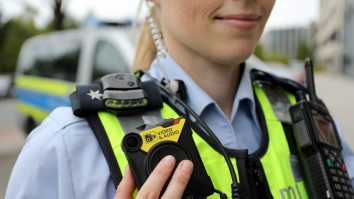 Adio dispute din cauza aplicării legii în mod „greșit“. 12.000 de camere video corporale vor ajunge la polițiști